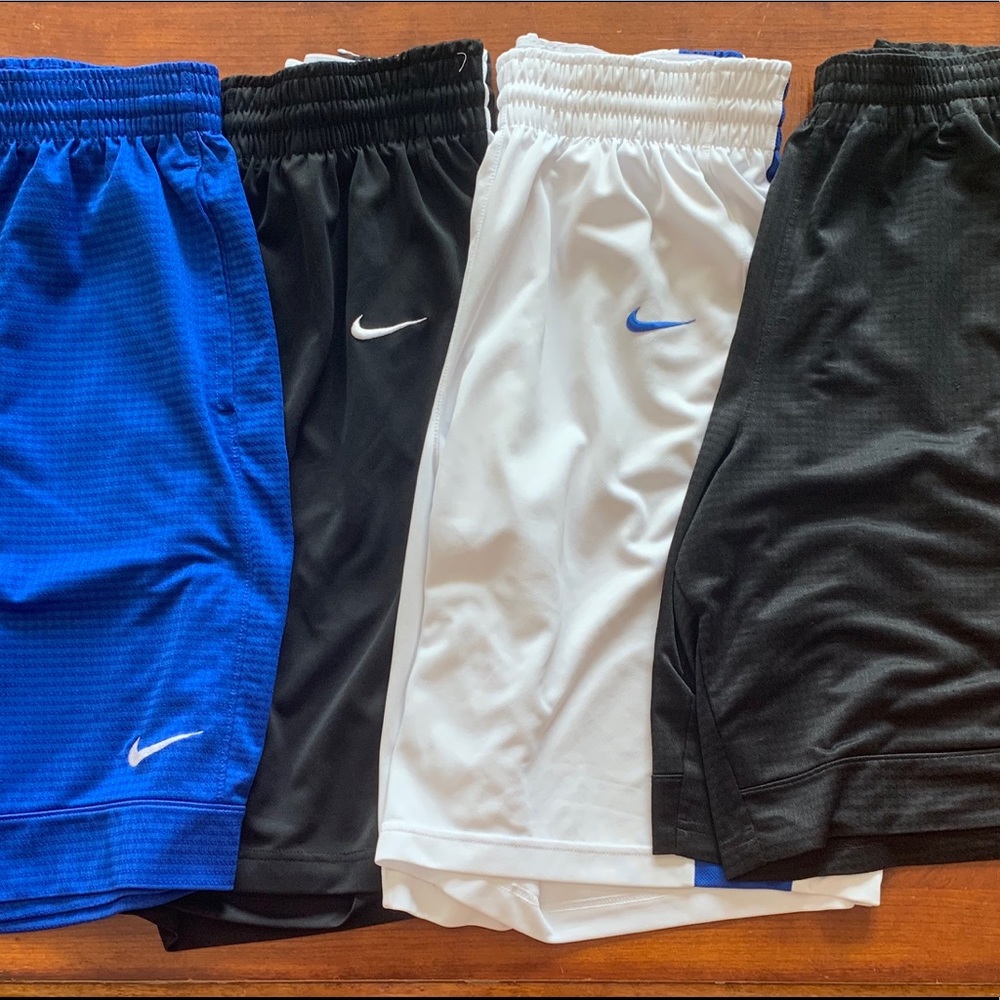 Lot of 4 men’s large Nike shorts